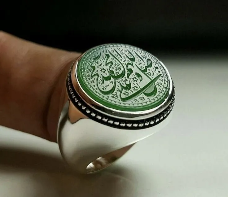 Bague en agate verte calligraphiée